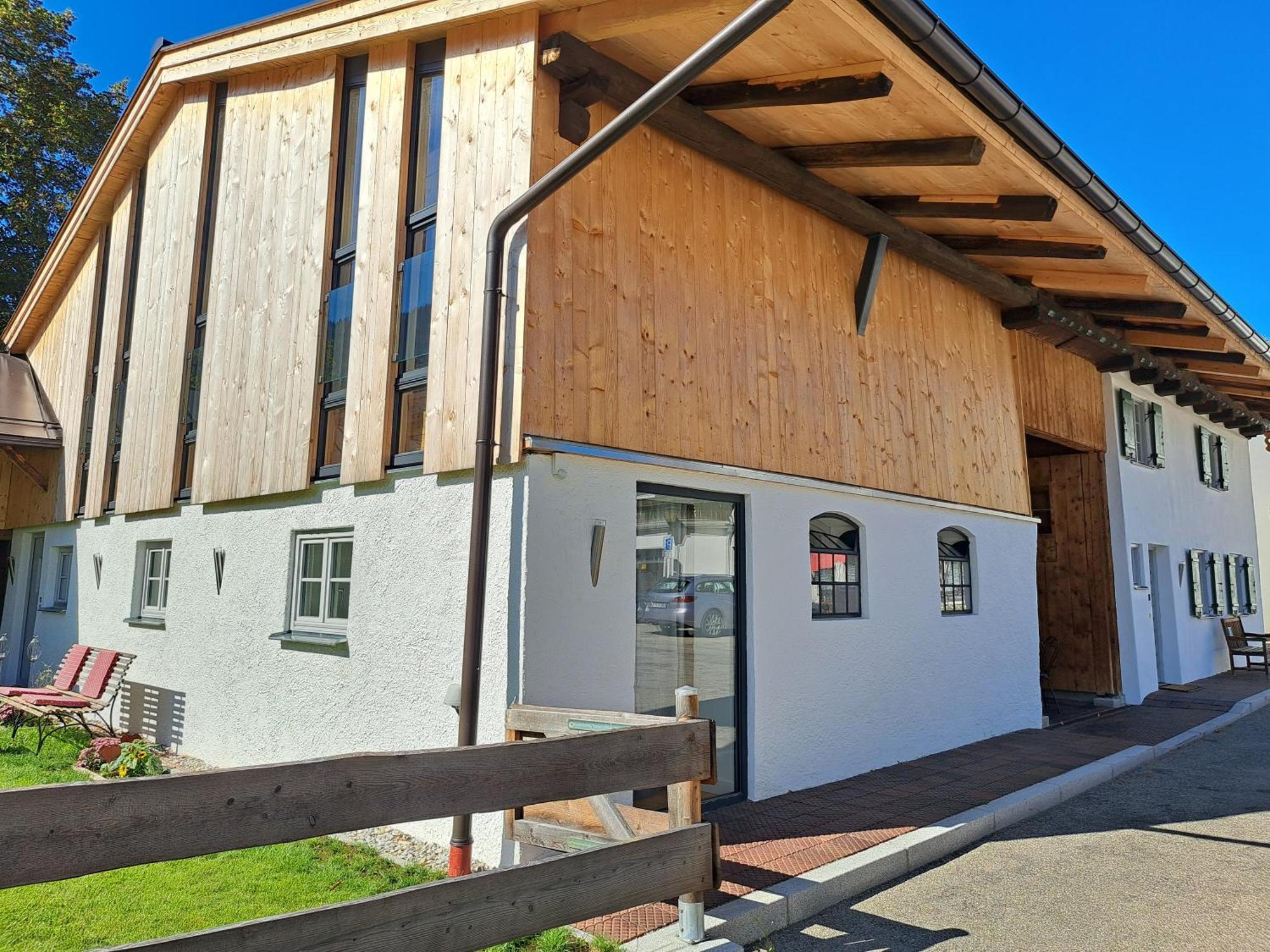 Neu! Ferienwohnungen Im Lueftlmalereck, Hennalahaus Oberammergau Bagian luar foto